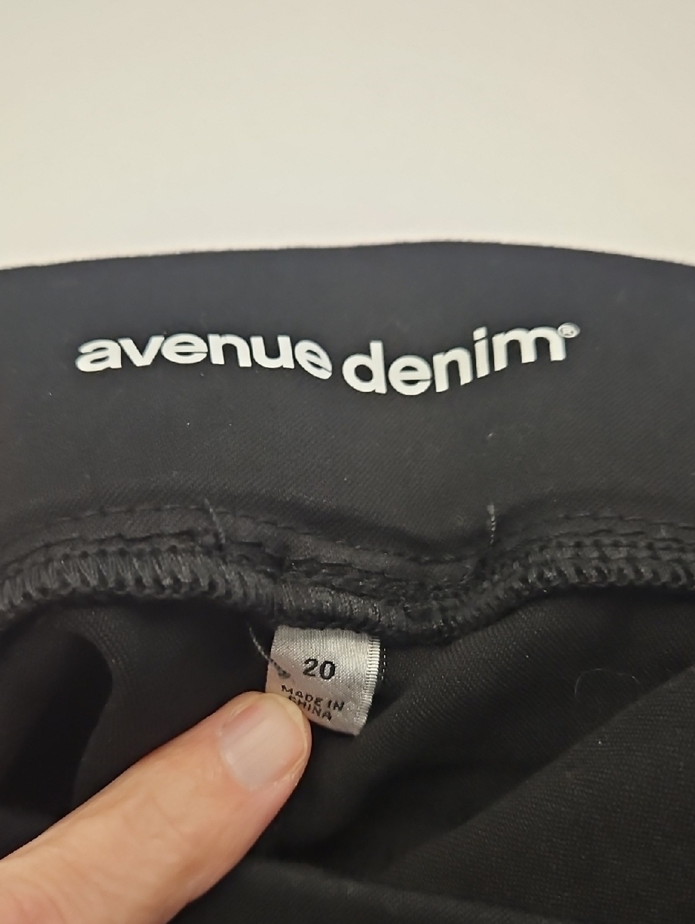 Avenue Women's Pull-on Denim Jean Shorts Size 20 - Picture 5 of 6